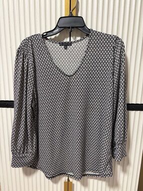 Adrianna Papell Black & White Geo-Print V-Neck Blouse